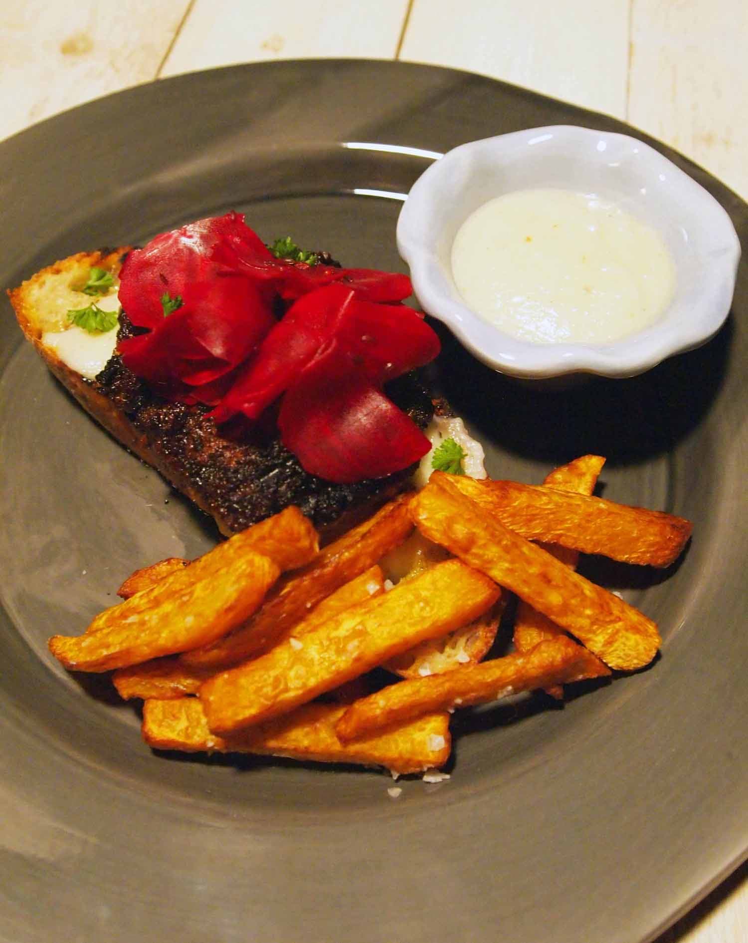 bild på Grillad lammburgare späckad med örter och ost serverad med jordärtskocksaioli, grillat bröd, dillfröpicklade rödbetor och trippel cooked kålrotsfrites