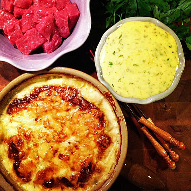 bild på Köttfondue med mustig buljong, potatisgratäng och chilibearnaisesås
