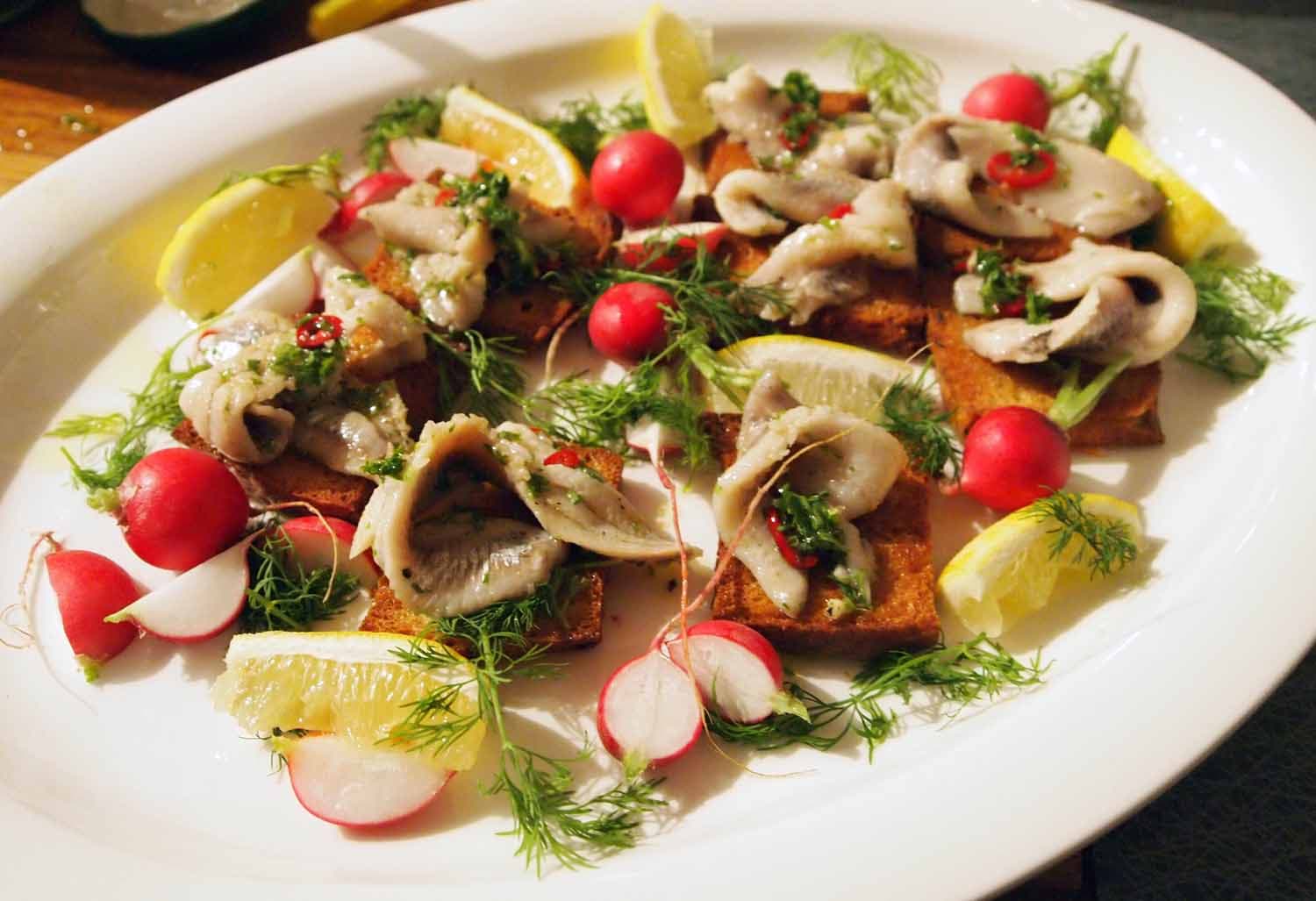 bild på Marinerad strömming med persilja, vitlök och chili (Boquerones)