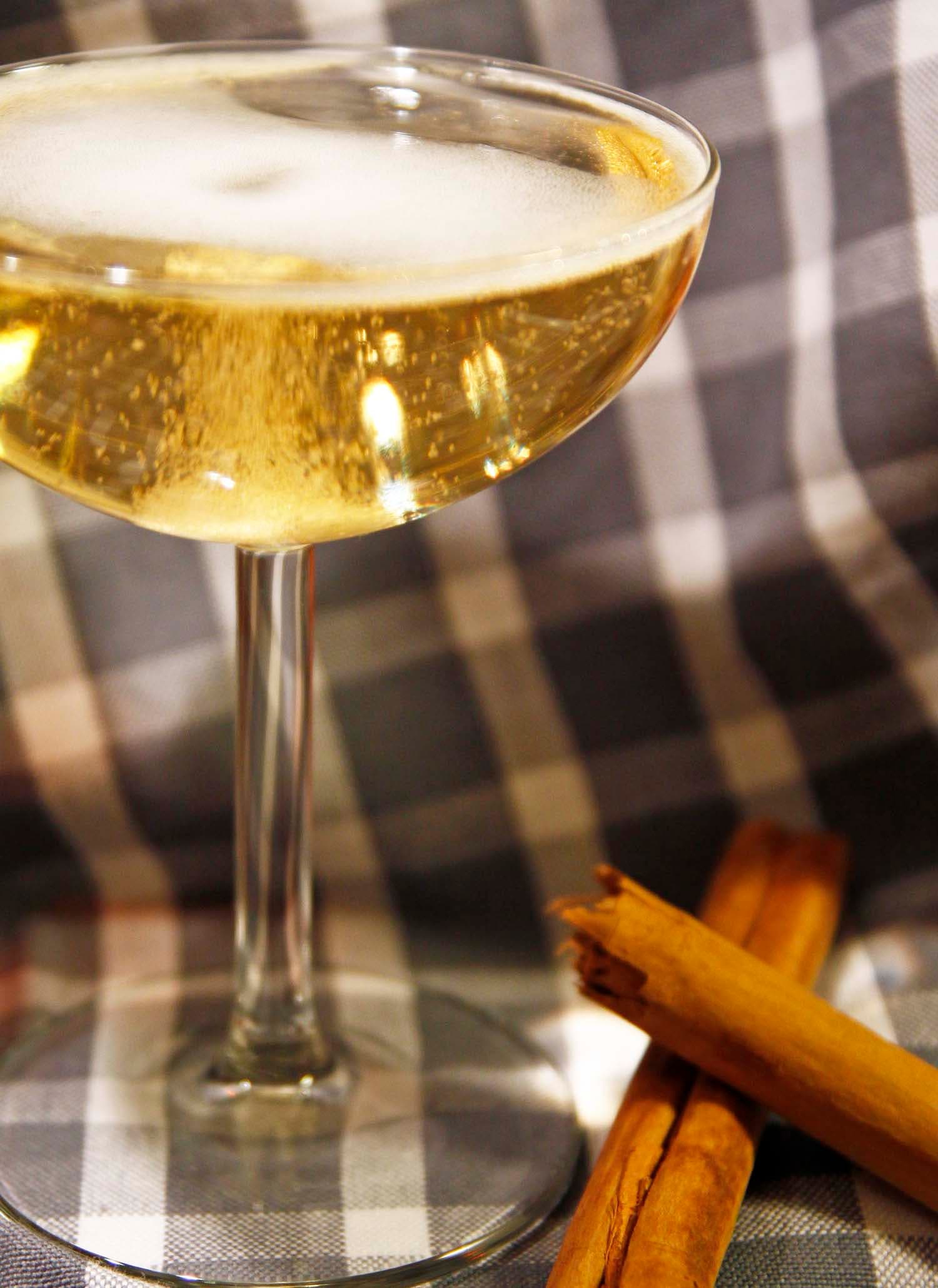 bild på Champagnecocktail med Geijer glögglikör och Angostura Bitter