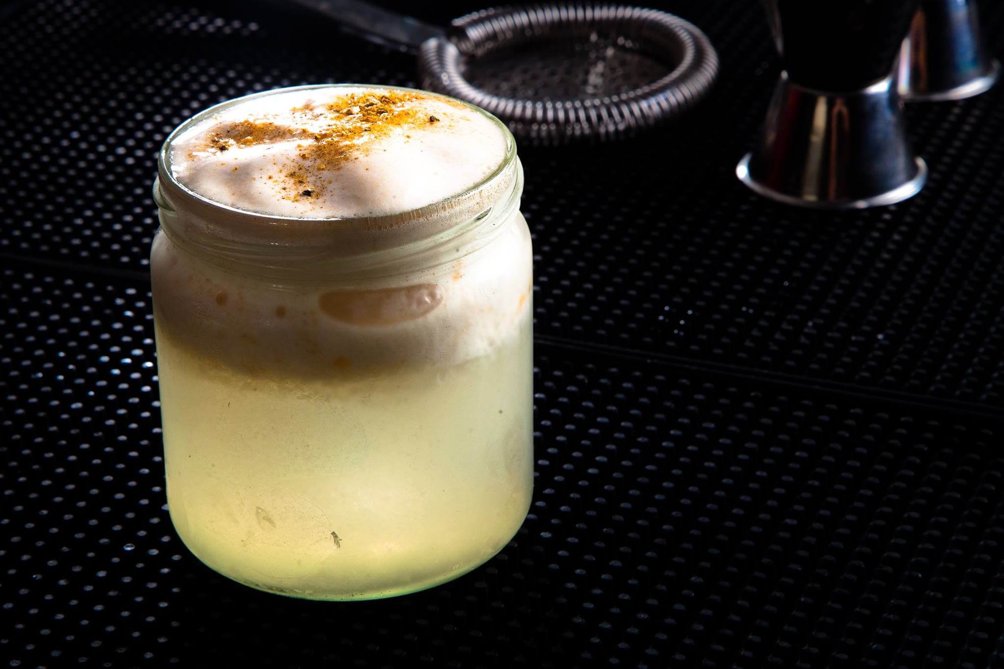 bild på I BAREN med Emil Åreng – Margareta’s Cupcake med björkrökt tequila, Creme de Cacao och hjortronskum