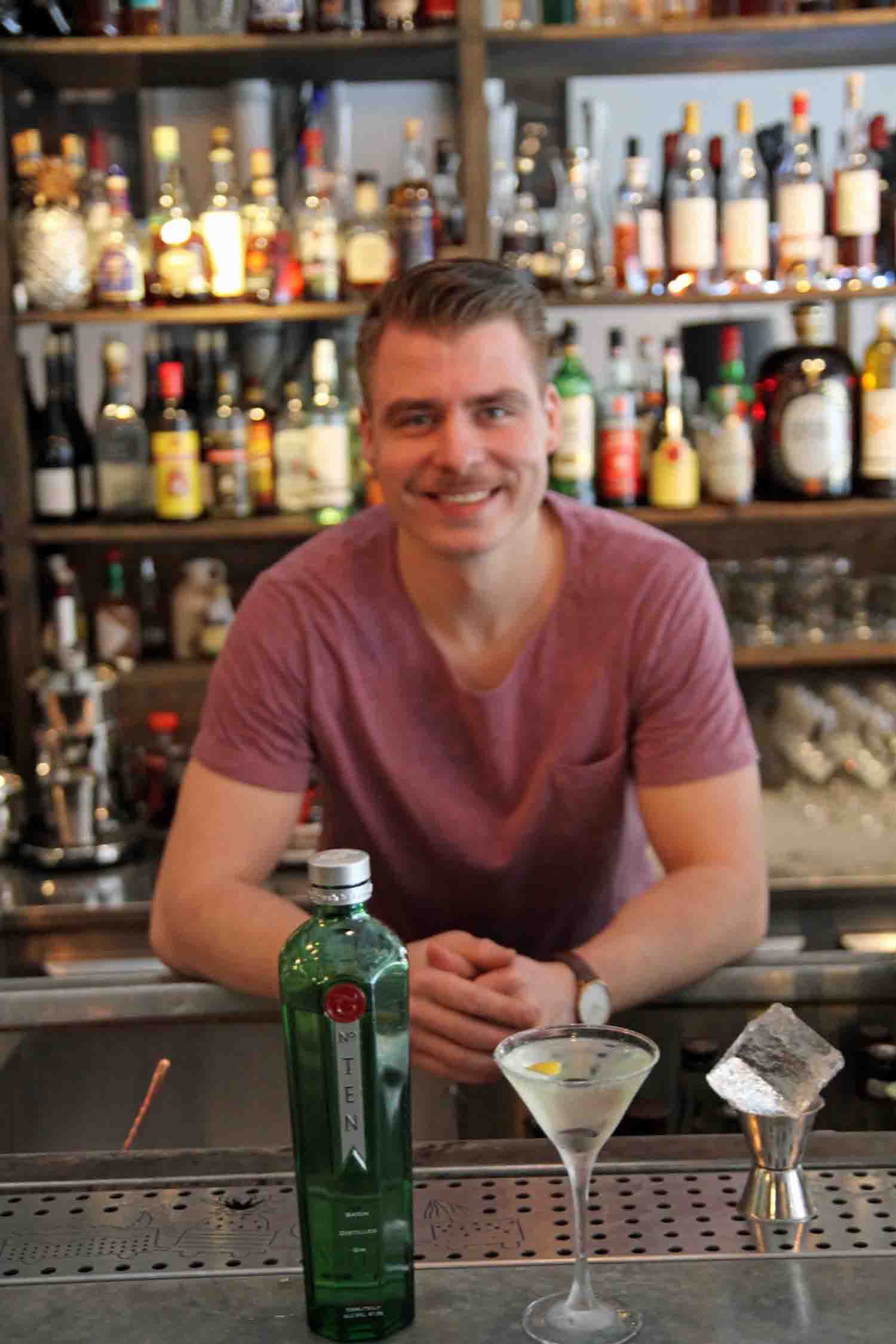 bild på Cocktailfilm med Mattias Skoog från Linje Tio – Paycheck Martini med Tanqueray No Ten, limoncello och orange bitters