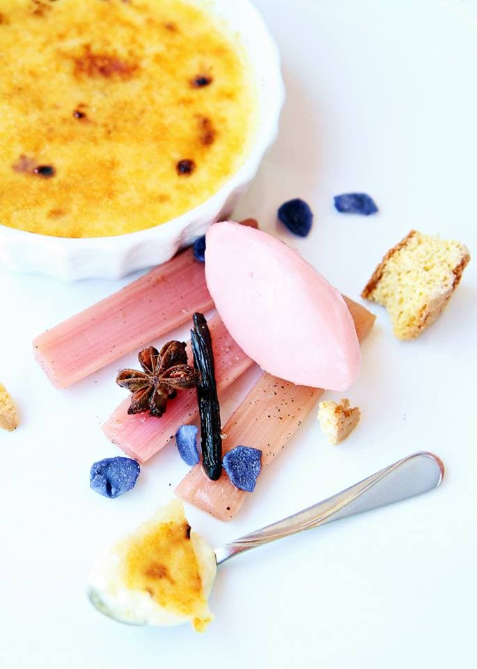 bild på Kockens tips från Anna Pettersson – Ugnsbakade rabarber med rabarbersorbet, crème brûlée och kardemummabiscotti