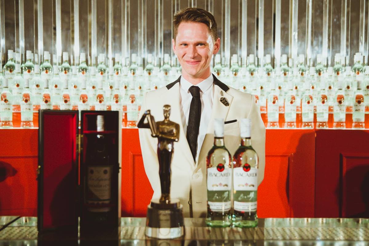 bild på Bacardi Legacy Global Cocktail Competition 2014 Moscow – Winner Tom Walker UK