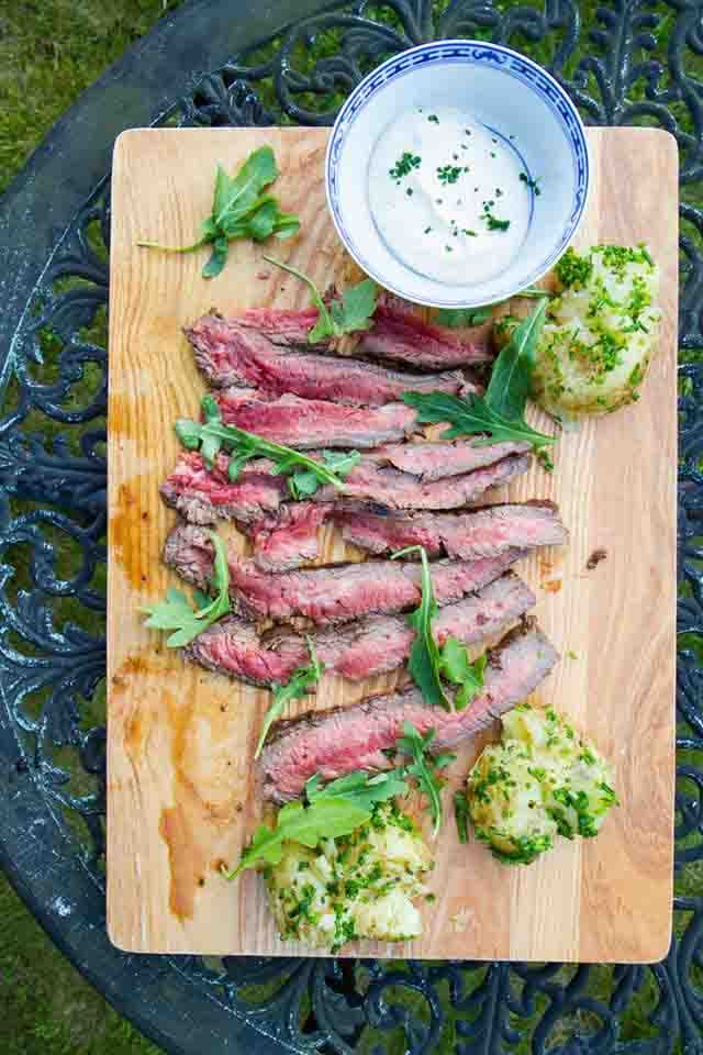 bild på Kockens tips från Anna Pettersson – Grillad flankstek och krossad färskpotatis med gräslök och smör