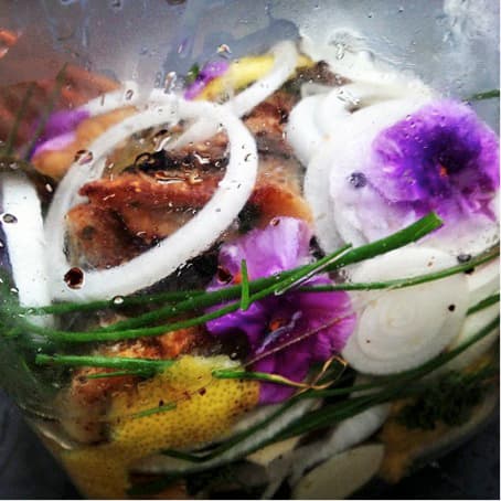 bild på Strömming till midsommar, kräftskivan eller sommarfesten – Stekt inlagd strömming med vodka och Boquerones med krondill