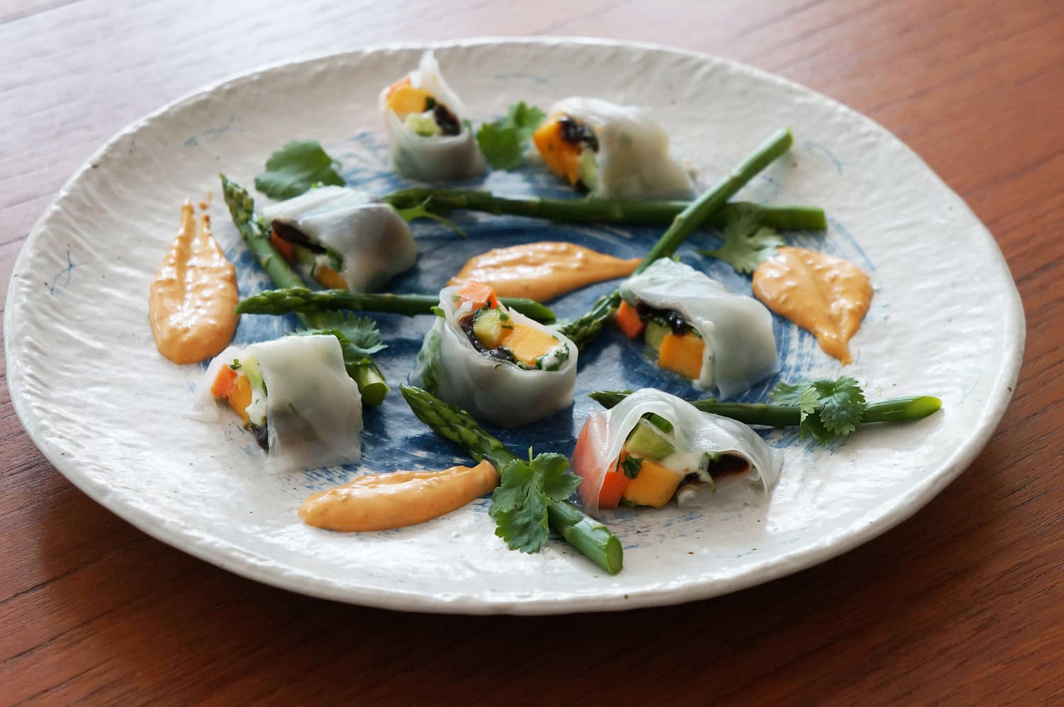 Vårrullar av rispapper fyllda med mango, sojagéle och getost serverade med chilidip