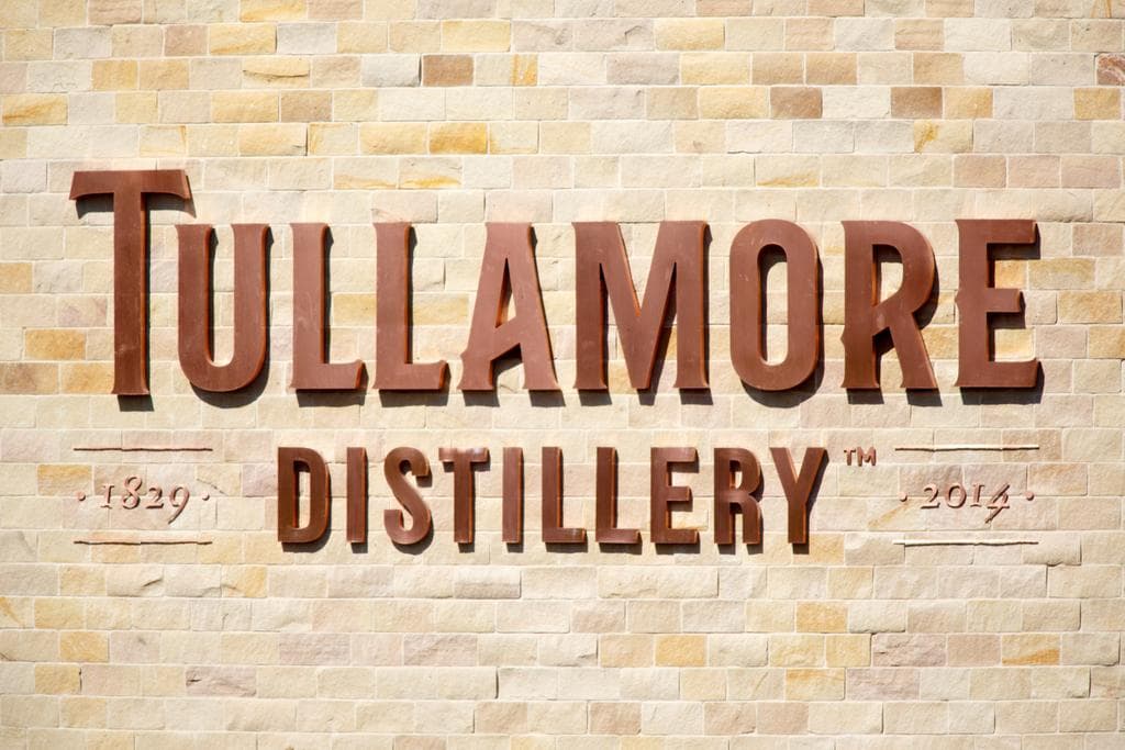 bild på Irländsk whiskey inte längre i skuggan av skotsk. Historisk öppning av nytt destilleri i Tullamore.