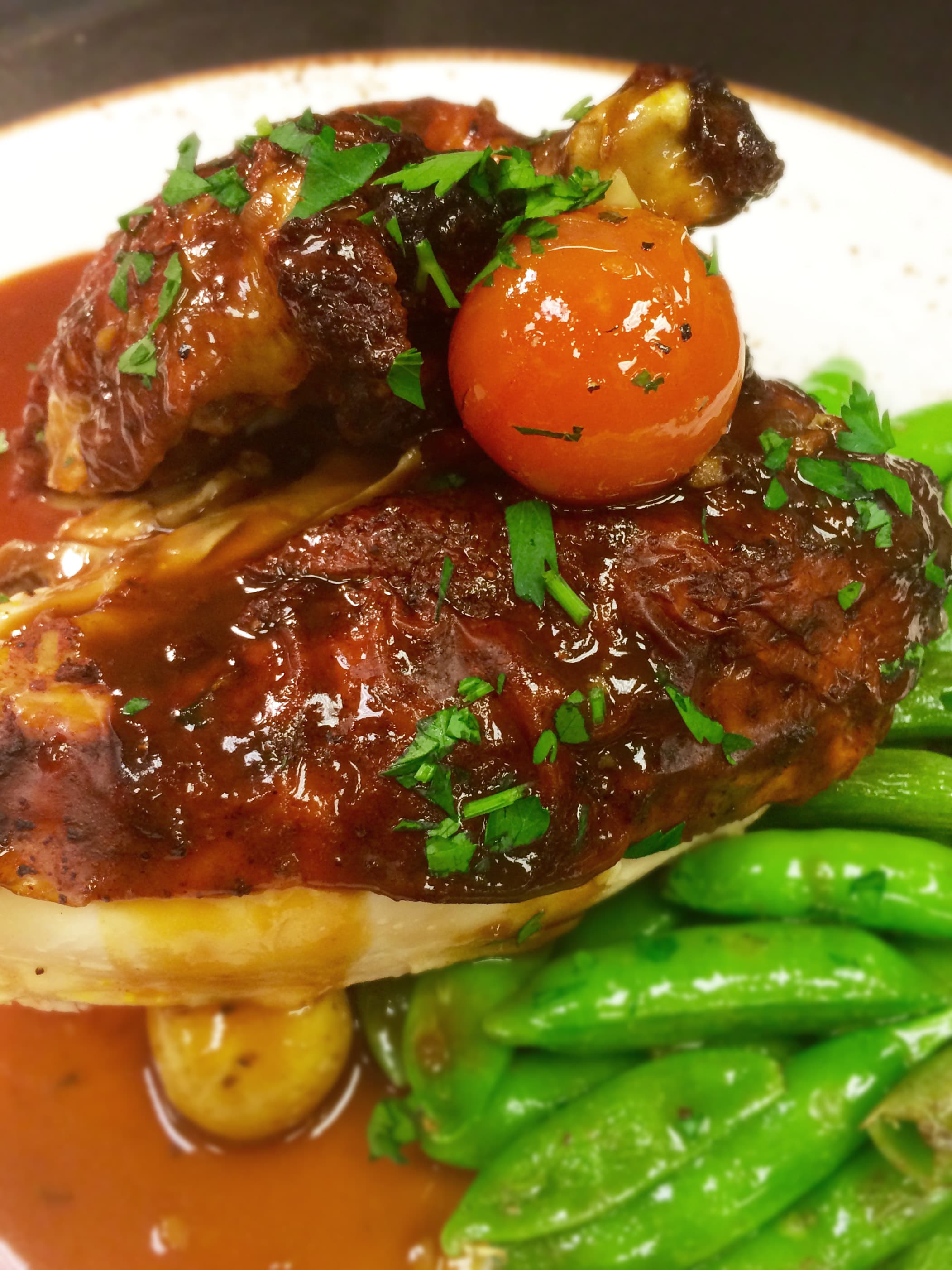 bild på Kockens tips med Jan Lööv – Kyckling marinerad i achiote med citron, sockerärtor och rostad potatis