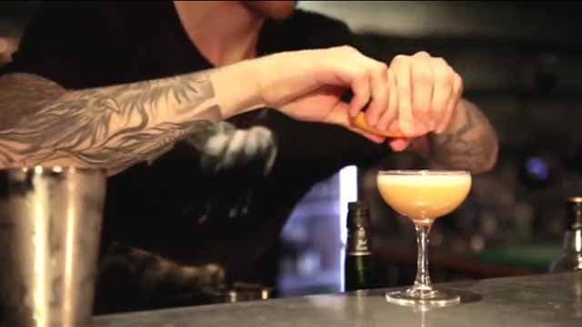 bild på Cocktailfilm med Måns Borg – Sugar plum fairy med scotch, sherry och plommonsocker