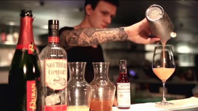 bild på Cocktailfilm med Svante Garsten Schön – Fat Tuesday med Southern Comfort, Paychaud bitter, honung och mousserande vin