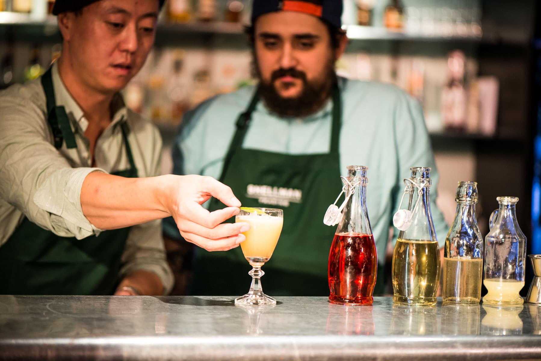 bild på Cocktailfilm med Joakim Liljekvist och Sebastian De La Cruz – South East Side med limeinfuserad gin och Aperol