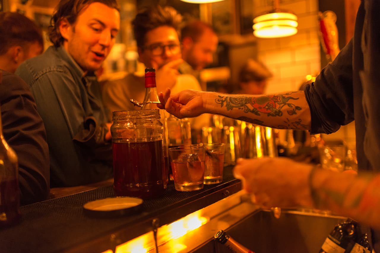 bild på I BAREN gästspel med Niklas Falkman – 4 sorters gäster i hemmabaren och fyra olika drinkar