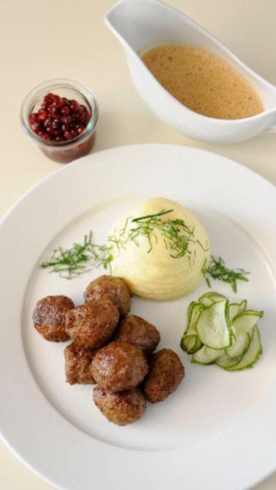 bild på Kockens tips från Tomas Lindh – Svenska köttbullar smaksatta med kryddpeppar serverat med mandelpotatismos, pressgurka, rårörda lingon och gräddsås