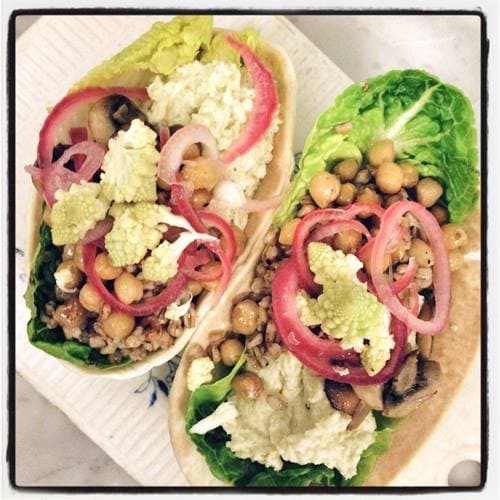 bild på Taco med romanesco, krispiga kikärtor, svamp och lök.