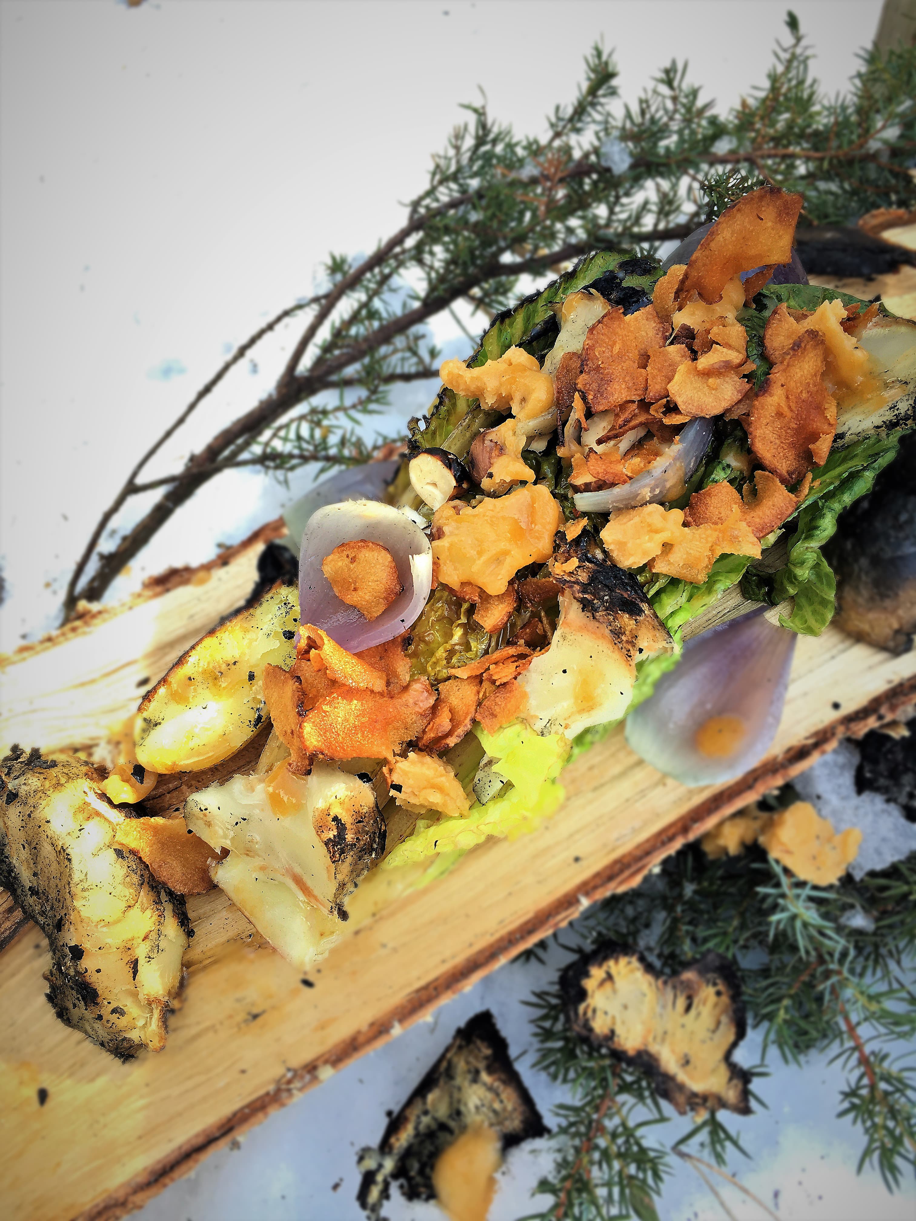 bild på Grillad sallad, kolbakade rotsaker och hjortronsmör
