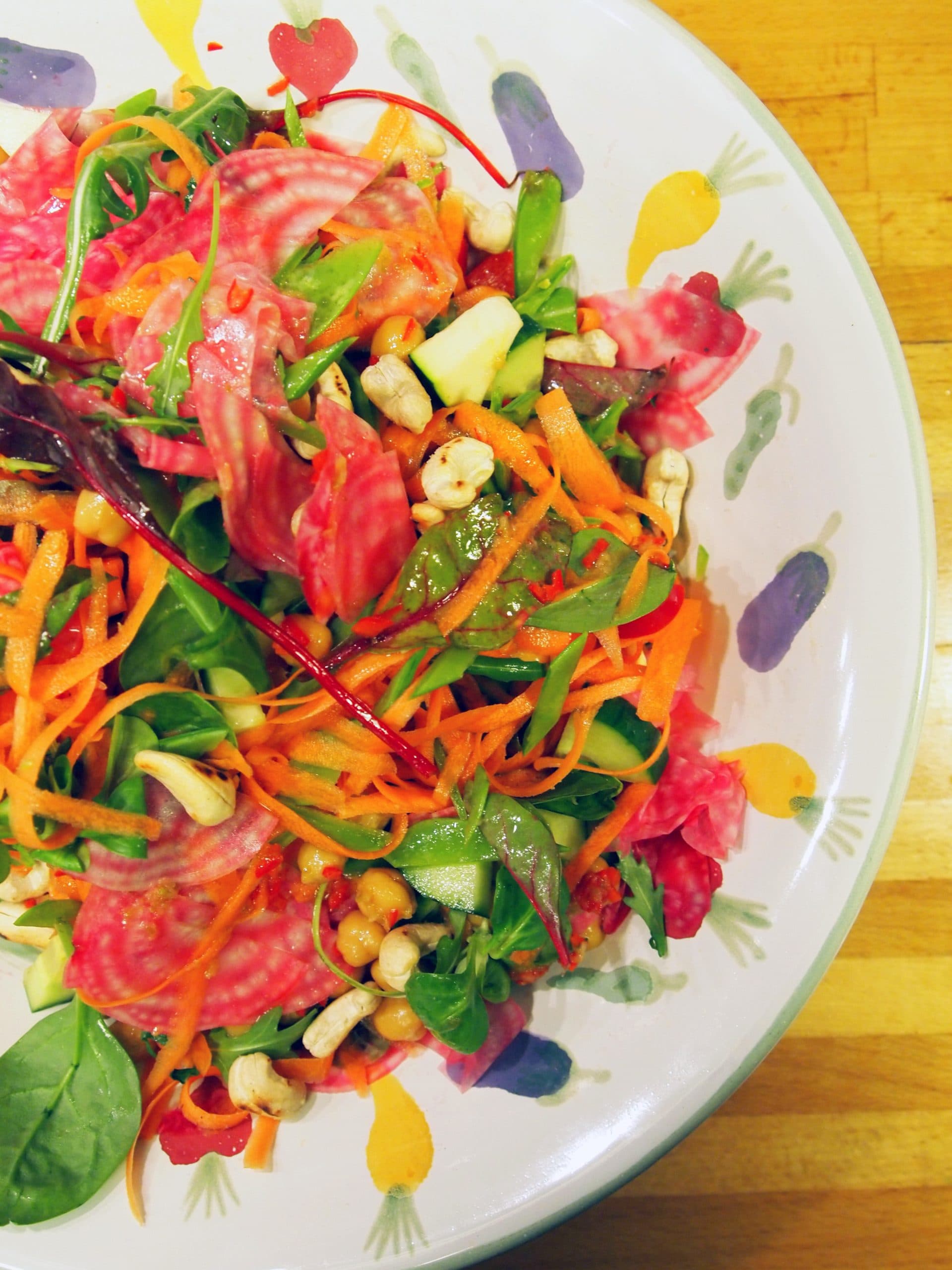 Sallad med thaimarinerade kikärtor och rostade cashewnötter