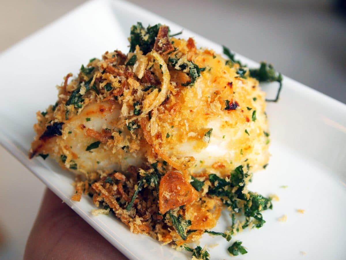 Hälleflundra med miso, friterad lök och lime
