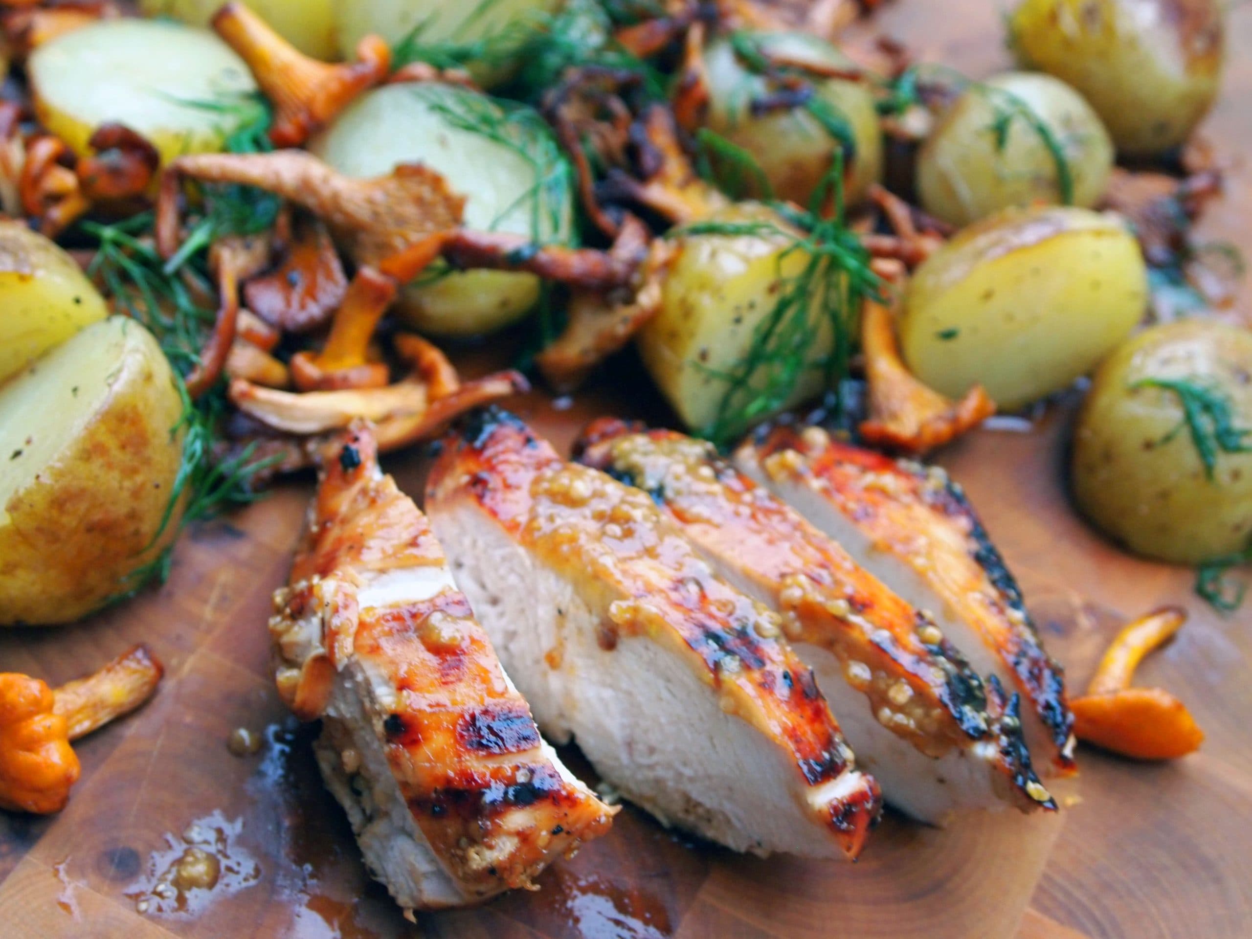 Senapsglazerad grillad kyckling med färskpotatis, dill, kantareller och brynt smör