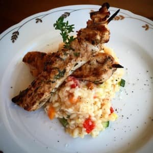 Bild på Krämig grönsaksrisotto med grillade kycklingspett