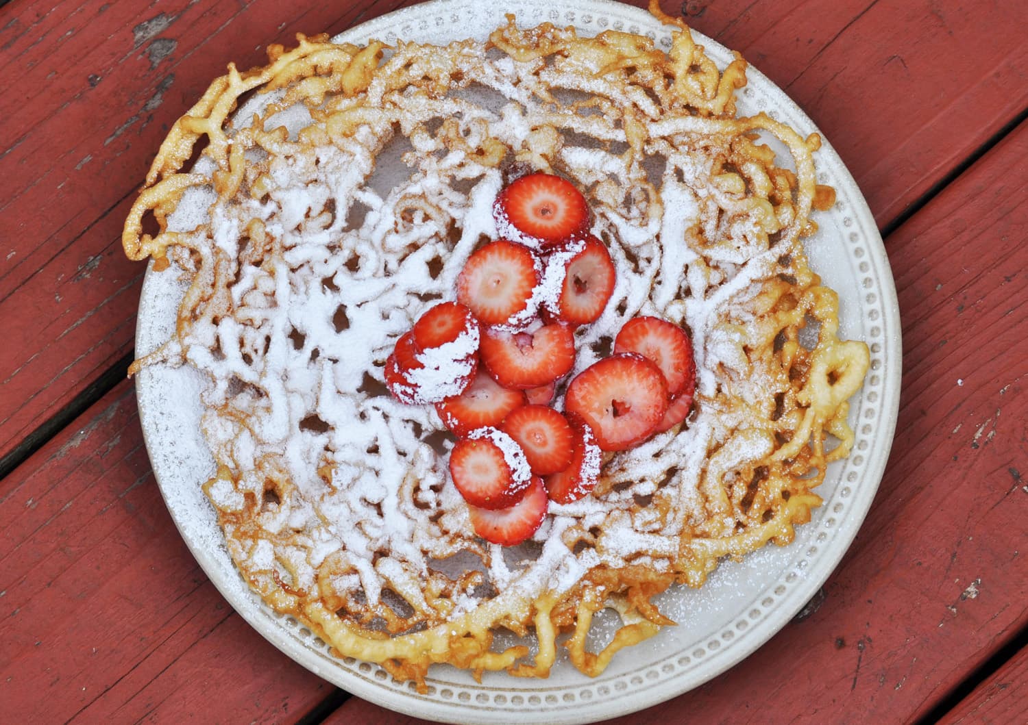 bild på Funnel Cake med jordgubbar och pudrat florsocker