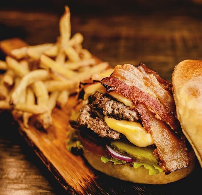 Hamburgare och pommes unsplashed