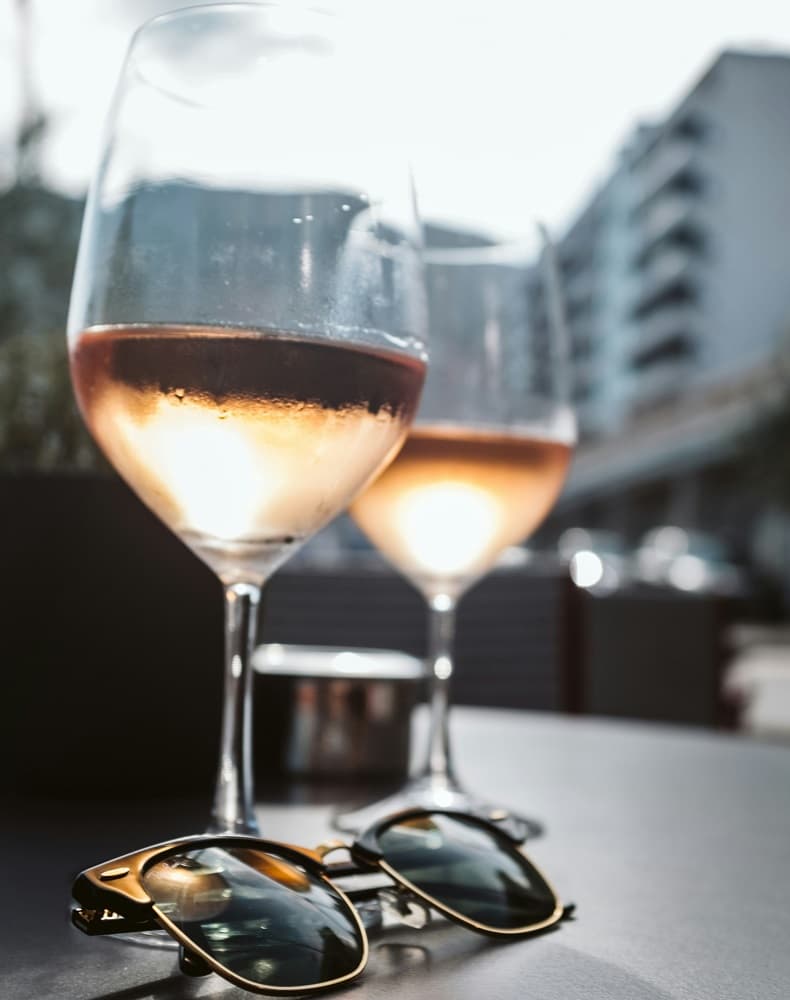 rosévin uteservering solglasögon