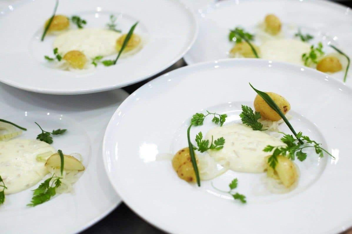 Inkokt färskpotatis med potatiscrème och sötsyrlig sommarlök