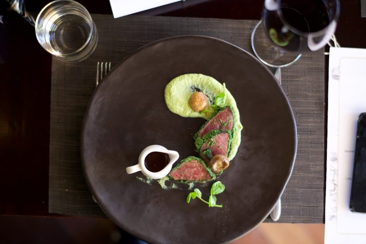 Bild på Grillad oxfilé med grön ärt- och potatispuré samt smörbrynta champinjoner